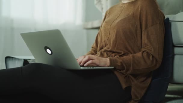 Incline Para Mulher Sentada Chão Digitando Laptop Perto Papelada Cedar — Vídeo de Stock