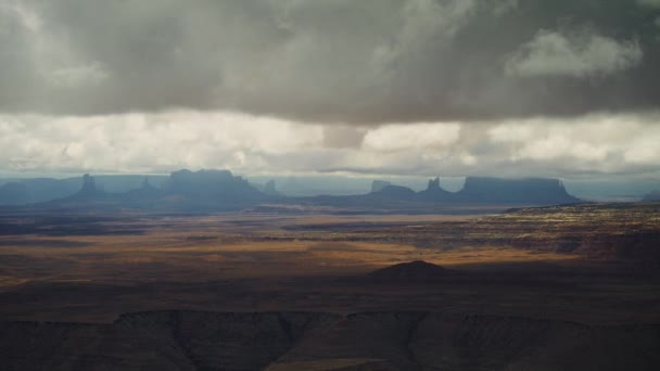 Panning Shot Clouds Silhouette Distant Mountain Range Monument Valley Utah — Vídeo de Stock
