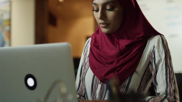 Close Serious Woman Wearing Hijab Typing Laptop Cedar Hills Utah — Stock Video