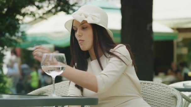 Primer Plano Mujer Que Fuma Cafetería Aire Libre Kazanluk Bulgaria — Vídeos de Stock
