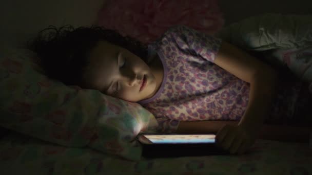 米国ユタ州の娘 プロボのベッドからデジタルタブレットを削除する母親のパンニングショットを閉じる — ストック動画