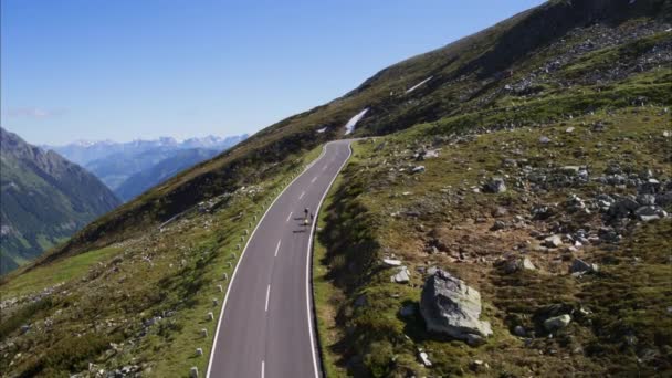 Tiro Aéreo Largo Pessoa Andando Bicicleta Passo Montanha Grossglockner Áustria — Vídeo de Stock