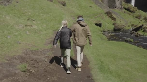 Spårning Skott Romantiska Par Promenader Väg Nära Floden Skogar Island — Stockvideo