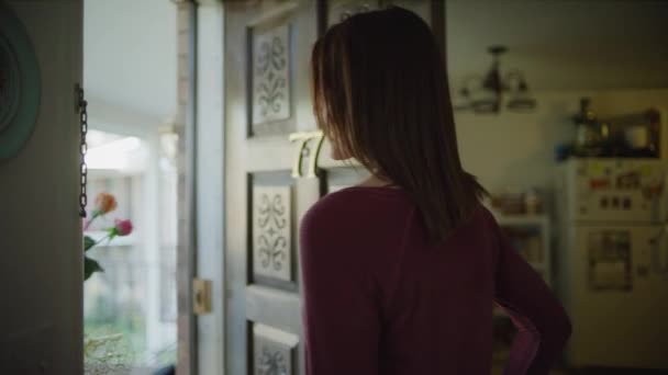 Mujer Sonriente Puerta Recibiendo Entrega Ramo Flores Murray Utah Estados — Vídeos de Stock