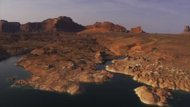 Letecký Pohled Mraky Nad Skalními Útvary Jezerem Lake Powell Arizona — Stock video