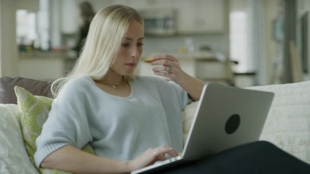 Flicka Som Sitter Soffan Ätande Mellanmål Och Använder Laptop Highland — Stockvideo