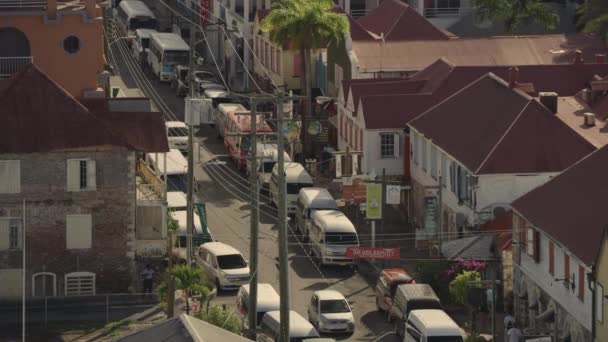 街中を走る車の高角度のパンニングショット セントジョンズ アンティグア アンティグア トバゴ — ストック動画