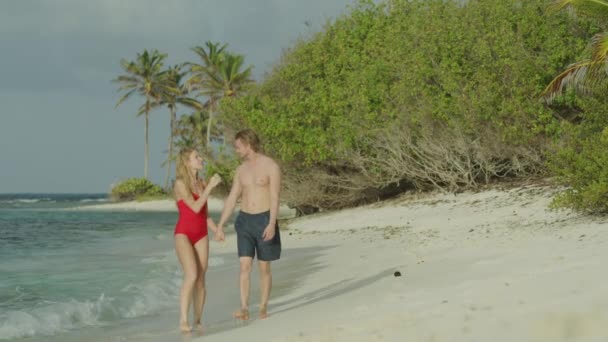 Långsam Rörelse Glada Romantiska Par Hålla Händer Och Promenader Stranden — Stockvideo