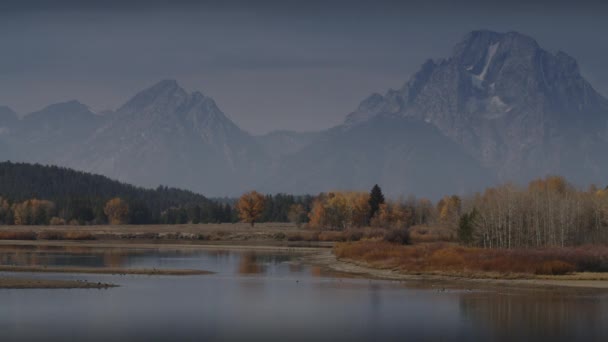 Panning Skott Naturskön Utsikt Över Bergskedjan Nära Floden Böj Höst — Stockvideo