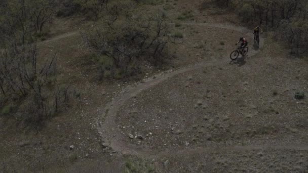 Vista Aérea Pessoas Andando Bicicleta Montanha Trilha Sinuosa Cedar Hills — Vídeo de Stock