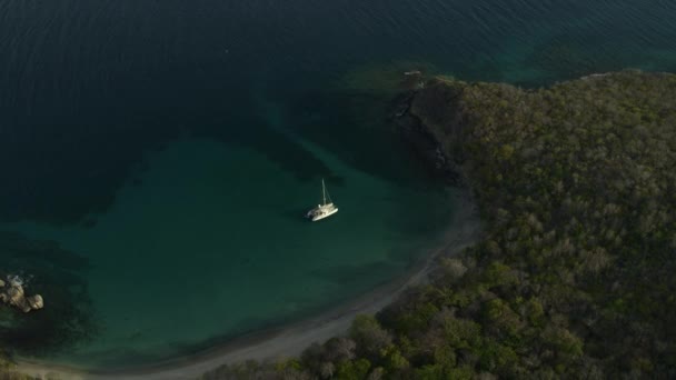Aerial Zoom Catamaran Boat Bay Shore Anse Roche Bay Carriacou — 图库视频影像