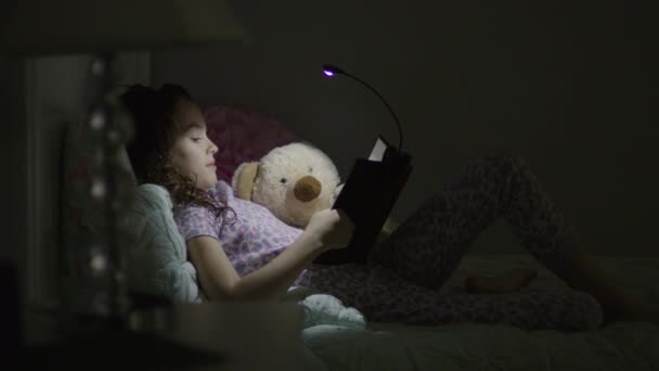 Fotografía Media Desde Ventana Del Libro Lectura Chicas Cama Por — Vídeos de Stock