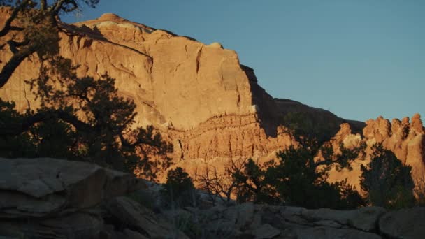 Schwenkschuss Von Bäumen Abgelegener Berglandschaft Moab Utah Vereinigte Staaten — Stockvideo
