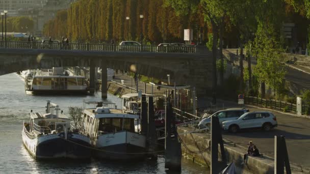 Gente Cruzando Pont Des Invalides Sobre Río Cerca Barcos París — Vídeo de stock