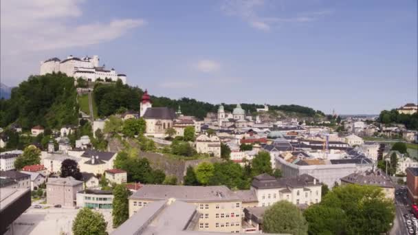 Széles Légi Felvétel Erődítmény Dombon Város Salzburg Ausztria — Stock videók