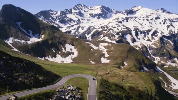 Virajlı Dağ Geçidinde Araba Sürüşünün Geniş Hava Görüntüsü Grossglockner Avusturya — Stok video