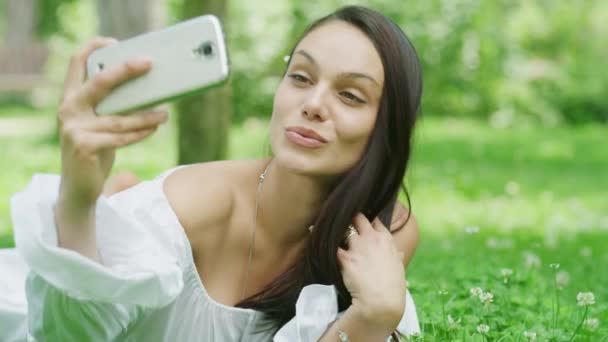 Primer Plano Mujer Tendida Hierba Posando Para Selfies Teléfonos Celulares — Vídeo de stock