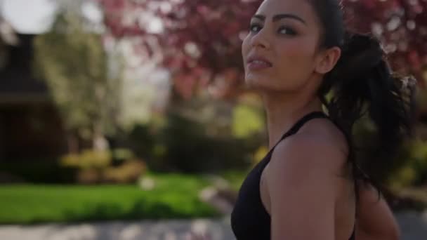 Close Slow Motion Tracking Shot Woman Running Neighborhood Cedar Hills — Stok Video