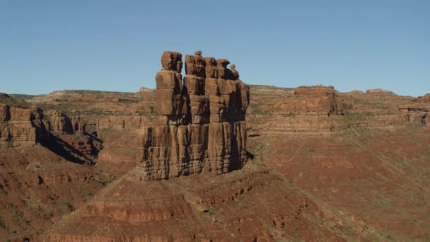 Aerial Flyover Shot Narrow Rock Formations Valley Mexican Hat Utah — Wideo stockowe