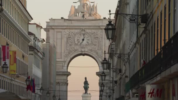 Slow Motion Tilt Crowd People Walking Street Arch Lisbon Lisboa — Stock Video