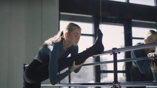 Woman Dance Studio Stretching Leg Balet Barre Mirror Lehi Utah — Stock videók