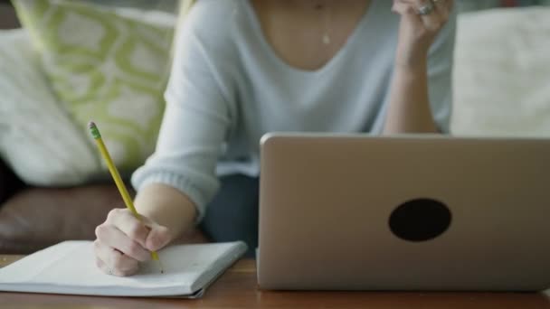 Close Van Het Meisje Zit Bank Eten Snack Het Doen — Stockvideo