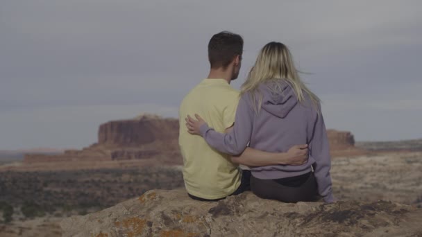 Vista Panorâmica Casal Romântico Admirando Vista Panorâmica Paisagem Deserto Moab — Vídeo de Stock