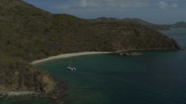 Vista Aérea Del Barco Catamarán Bahía Cerca Orilla Bahía Anse — Vídeo de stock