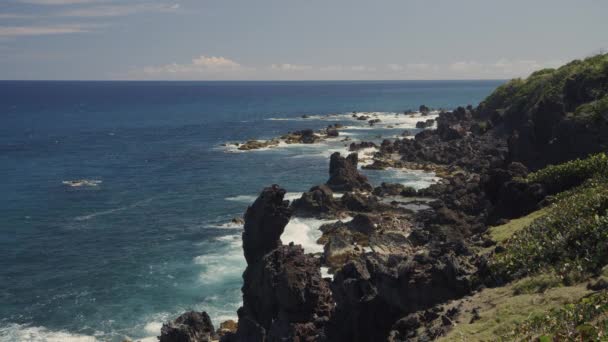 Blick Aus Der Vogelperspektive Auf Ozeanwellen Die Der Felsigen Küste — Stockvideo