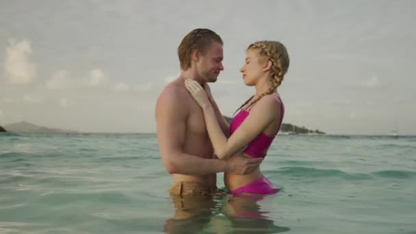 海に立つカップル抱擁とキス ジェームズビー島 トバゴケイズ セントビンセント グレナディーン — ストック動画