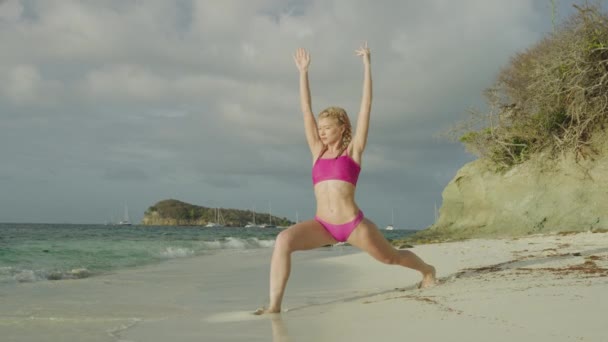 Vrouw Die Yoga Beoefent Het Strand Van Oceaan Jamesby Island — Stockvideo