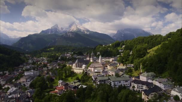 Szerokie Zdjęcie Lotnicze Miasta Pobliżu Pasma Górskiego Berchtesgaden Niemcy — Wideo stockowe