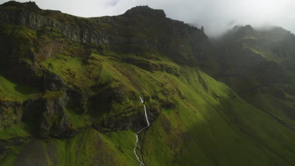 緑の山脈の空中写真 Hvolsvelli Iceland — ストック動画
