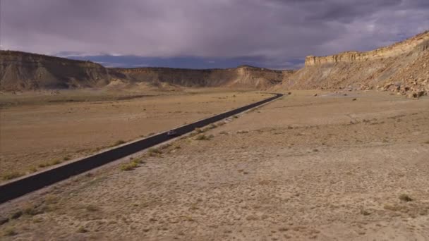 米国ユタ州ムーア リモート砂漠道路上の車の運転の空中ビュー — ストック動画