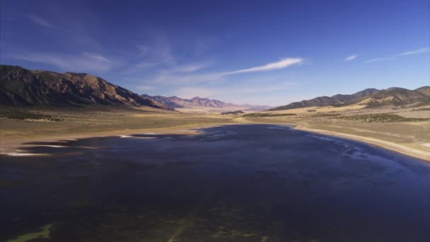Aerial Zoom Shot Beach Lake Mountain Range Scipio Utah Estados — Vídeo de Stock