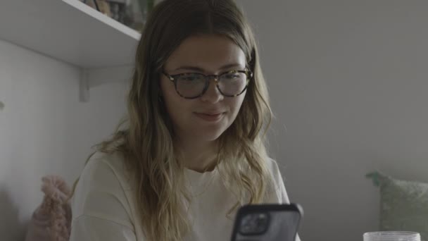 美国犹他州普罗沃市 坐在床上喝冰沙酒和看手机的女孩近身 — 图库视频影像