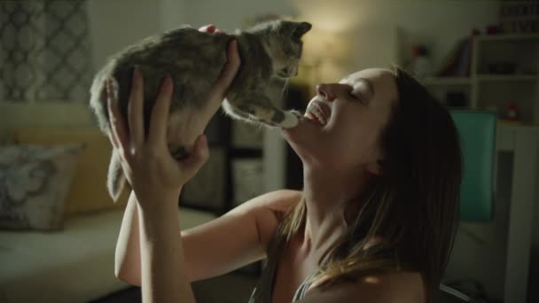 Movimiento Lento Mujer Sonriente Levantando Hablando Con Gato Cara Cara — Vídeos de Stock