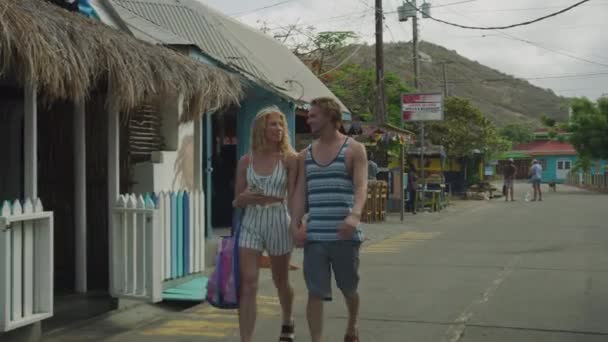Tourists Holding Hands Walking Street Neighborhood Clifton Union Island Vincent — ストック動画