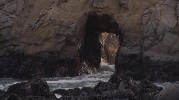 Ocean Waves Splashing Though Keyhole Arch Big Sur California United — Stock video