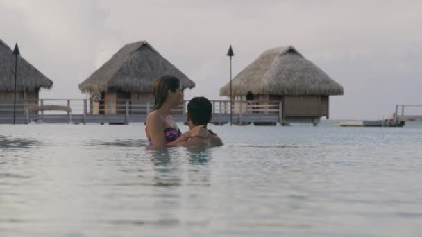 Pareja Romántica Abrazándose Océano Cerca Bungalows Tahití Moorea Polinesia Francesa — Vídeos de Stock