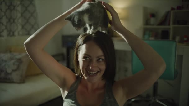 Закрыть Лицо Счастливой Женщины Балансирующей Кошкой Голове Смеющейся Мюррей Юта — стоковое видео