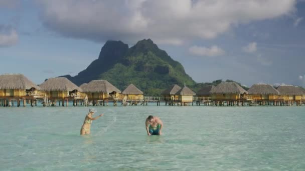 Hravý Pár Cákající Oceánu Blízkosti Bungalovů Tahiti Bora Bora Francouzská — Stock video