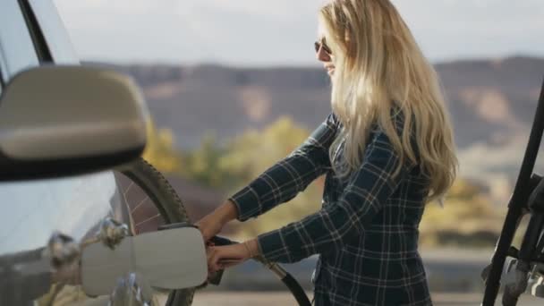 Coche Repostaje Para Mujer Gasolinera Hanksville Utah Estados Unidos — Vídeo de stock