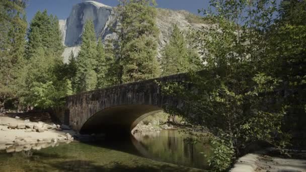 Miringkan Pemandangan Indah Jembatan Stoneman Atas Sungai Dekat Pohon Dan — Stok Video
