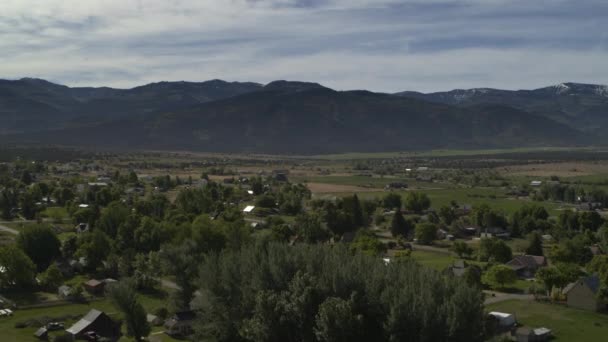 美国犹他州春城 山脉附近房屋的宽阔立交桥 — 图库视频影像