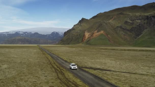 Vista Aérea Carro Dirigindo Estrada Paisagem Remota Vik Islândia — Vídeo de Stock