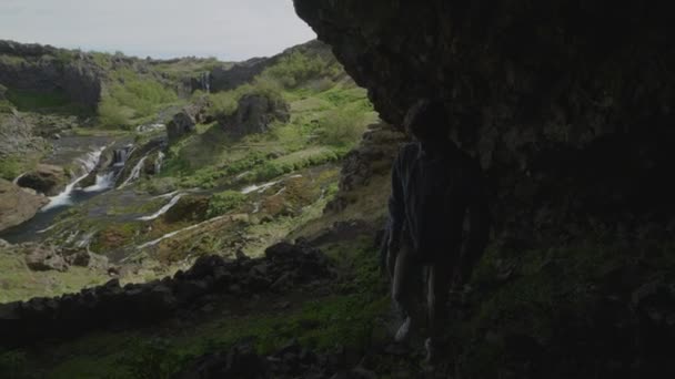 Par Vandring Och Beundra Naturskön Utsikt Från Grottvalv Gjain Island — Stockvideo