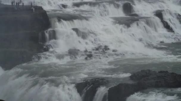 Przechył Dół Wodospadu Płynącego Nad Urwiskiem Gullfossi Islandia — Wideo stockowe
