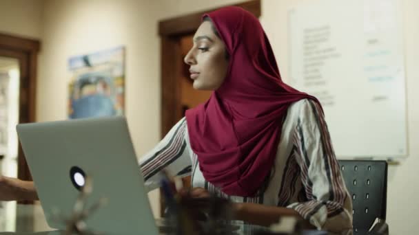 Close Woman Wearing Hijab Typing Laptop Drinking Water Bottle Cedar — Vídeo de Stock