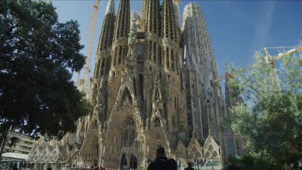 从欣赏 家庭萨加达 的游客转向西班牙巴塞罗那的塔楼和起重机 — 图库视频影像